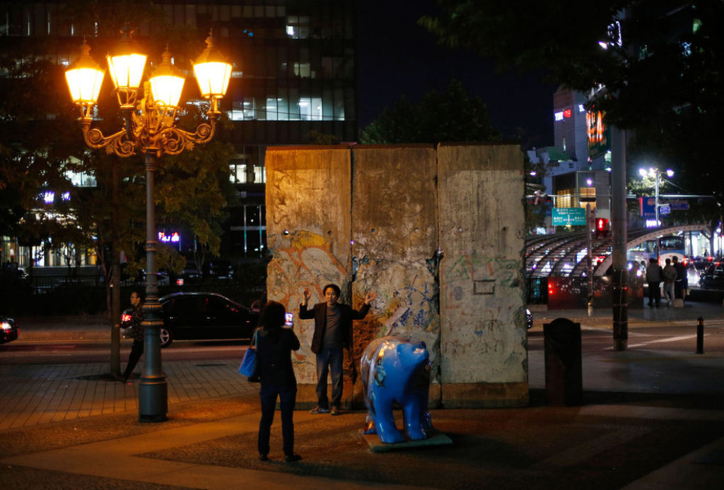 32 fotografias de partes do Muro de Berlim que estão espalhadas ao redor do mundo 19