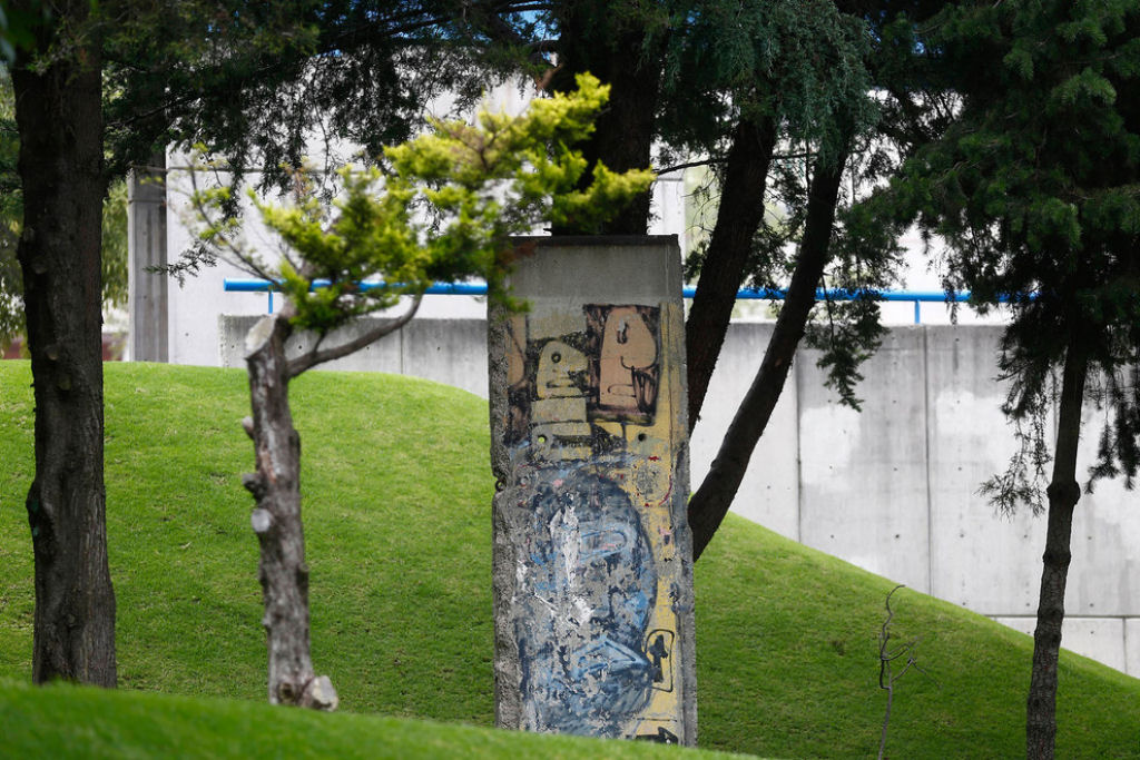 32 fotografias de partes do Muro de Berlim que estão espalhadas ao redor do mundo 24