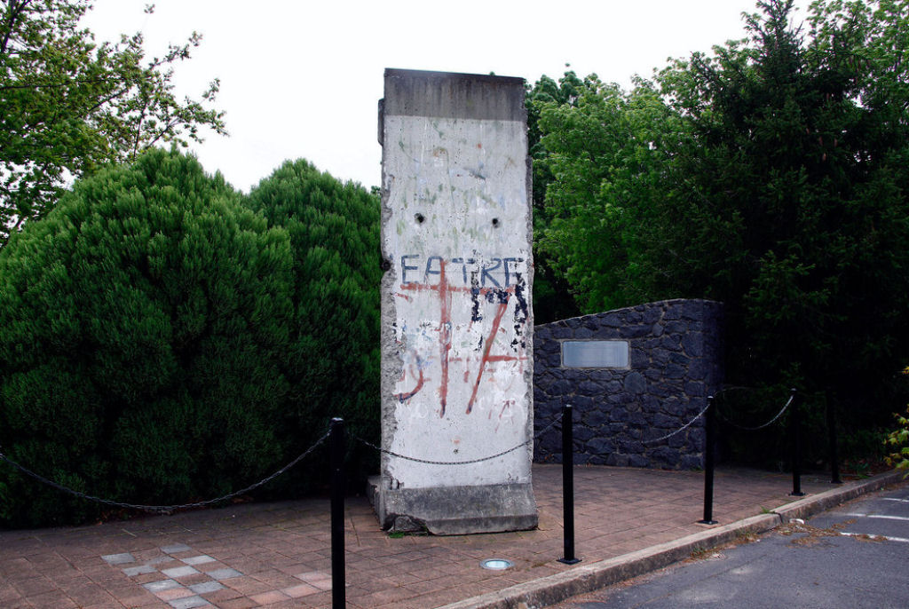 32 fotografias de partes do Muro de Berlim que estão espalhadas ao redor do mundo 25