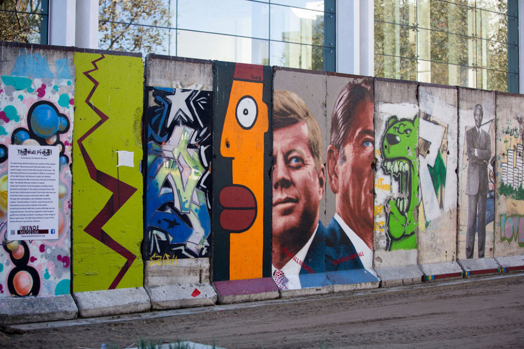 32 fotografias de partes do Muro de Berlim que estão espalhadas ao redor do mundo 30