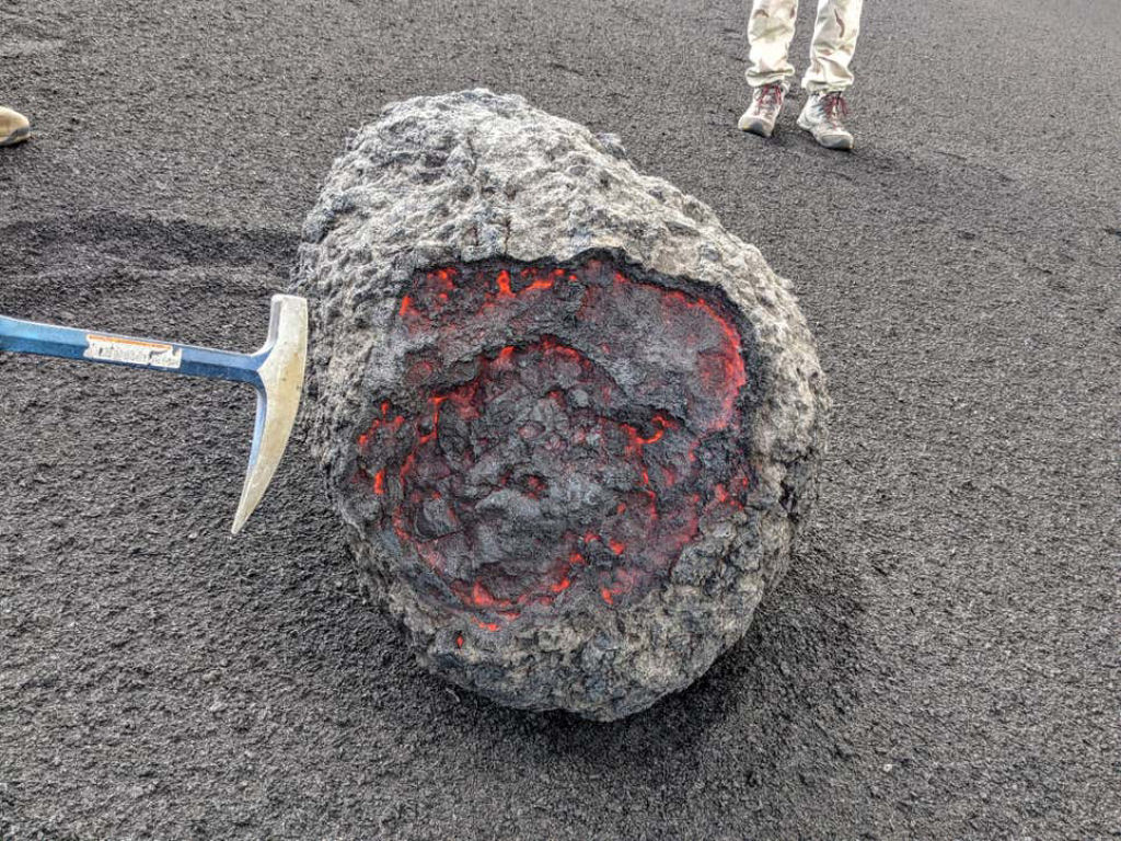 O que faltava: bombas de lava rodando pelo vulcão de La Palma