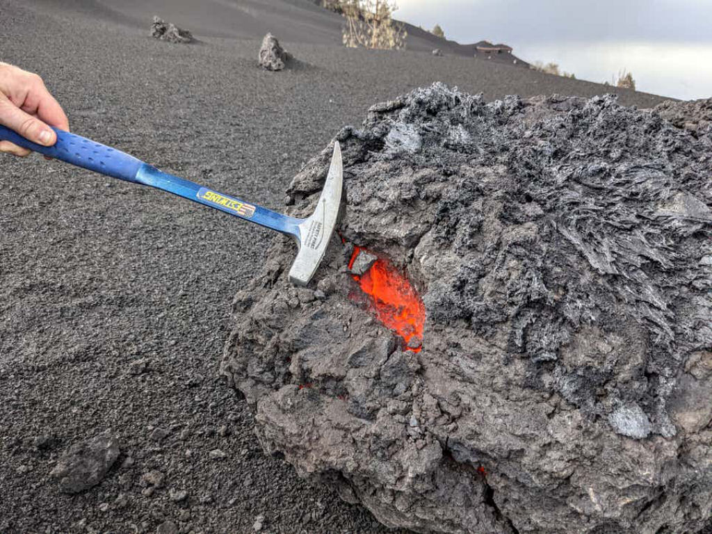 O que faltava: bombas de lava rodando pelo vulcão de La Palma