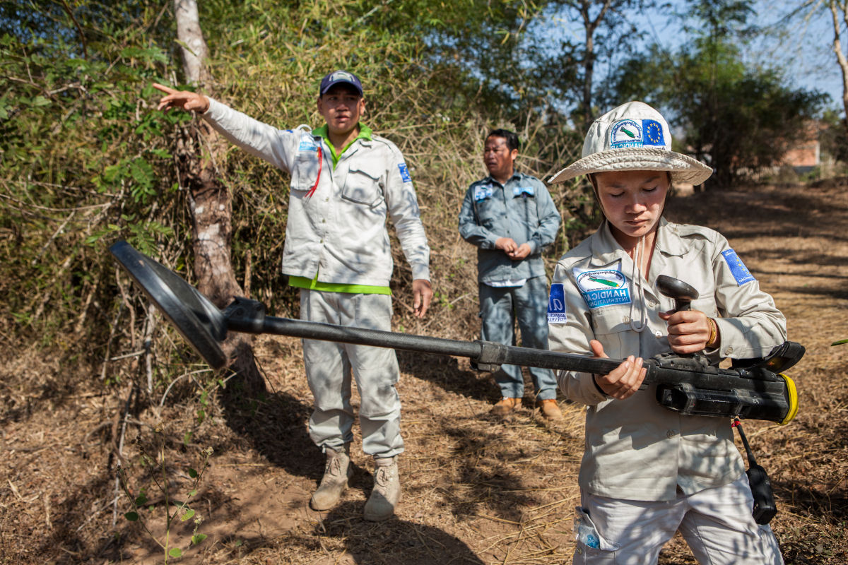 Bombas no detonadas encontram uso dirio nas aldeias do Laos
