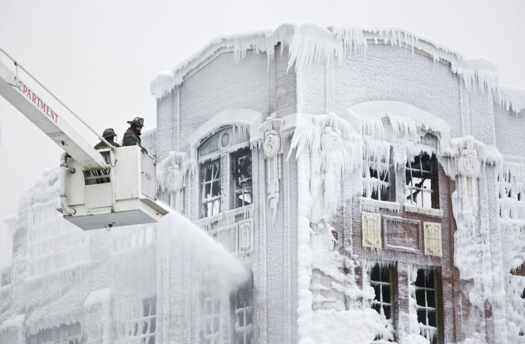 O duro e gelado trabalho dos bombeiros de Chicago durante o inverno