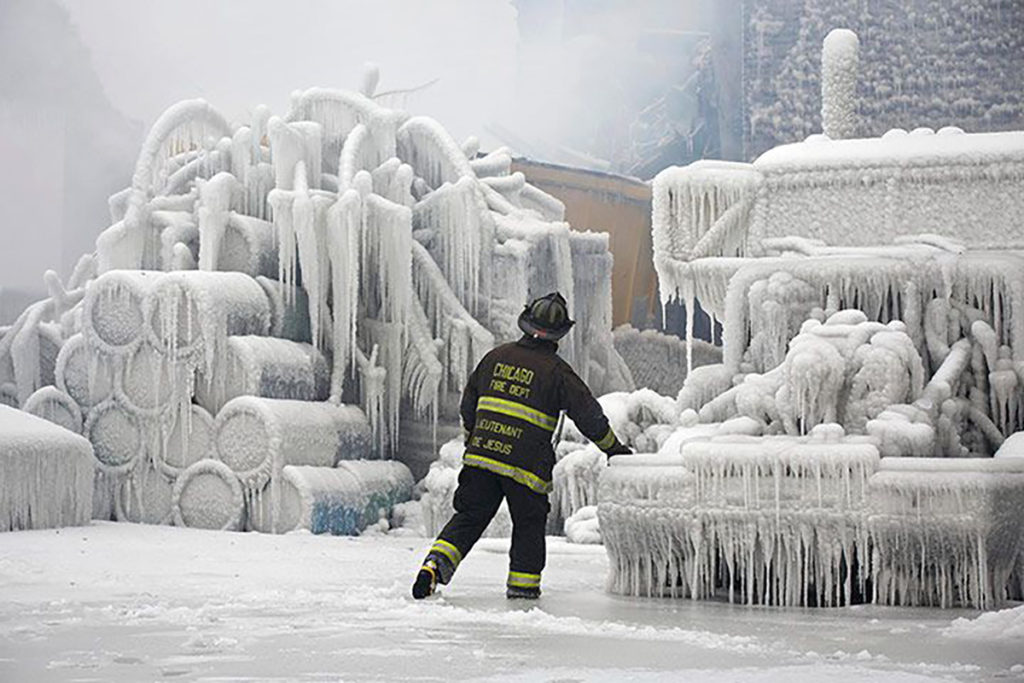 O duro e gelado trabalho dos bombeiros de Chicago durante o inverno