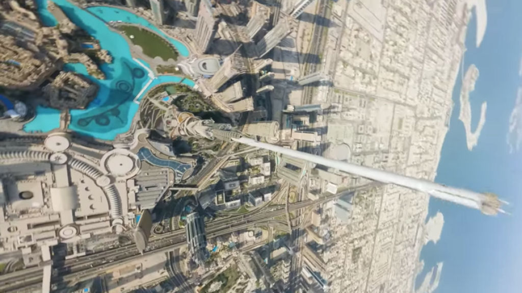 Drone FPV mergulhando do topo do Burj Khalifa em Dubai