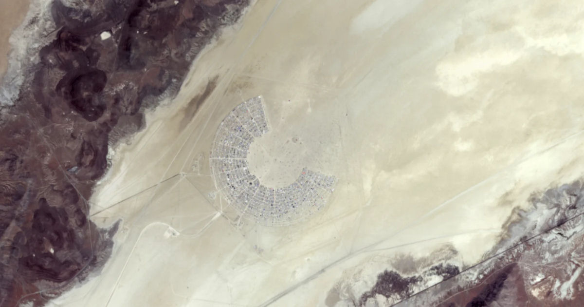 Bela escultura de borboleta une os frequentadores do festival Burning Man sob suas asas de LED brilhantes