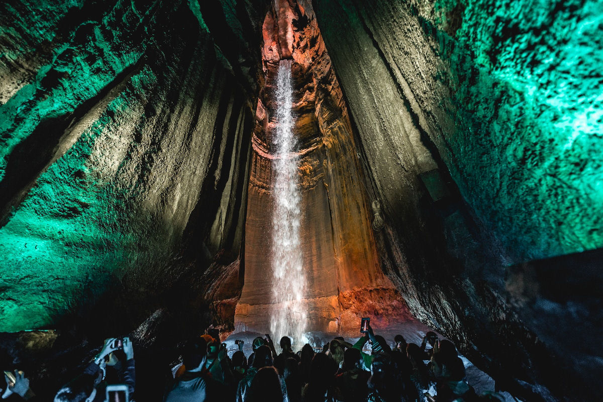 Esta  a cachoeira subterrnea mais alta e profunda dos EUA