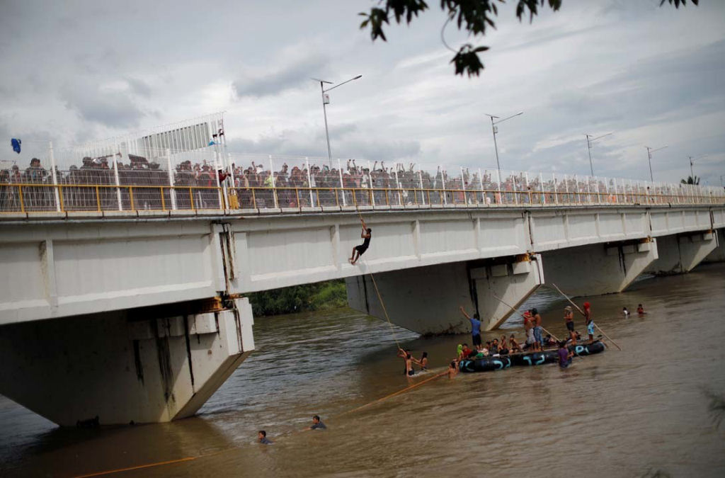 A caravana do desespero: migrantes centroamericanos cruzam a fronteira com Mxico 03