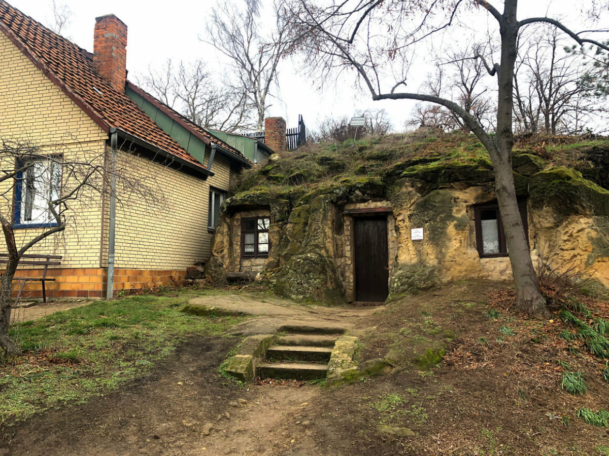 Alguns agricultores alemães do século 19 transformaram cavernas em casas