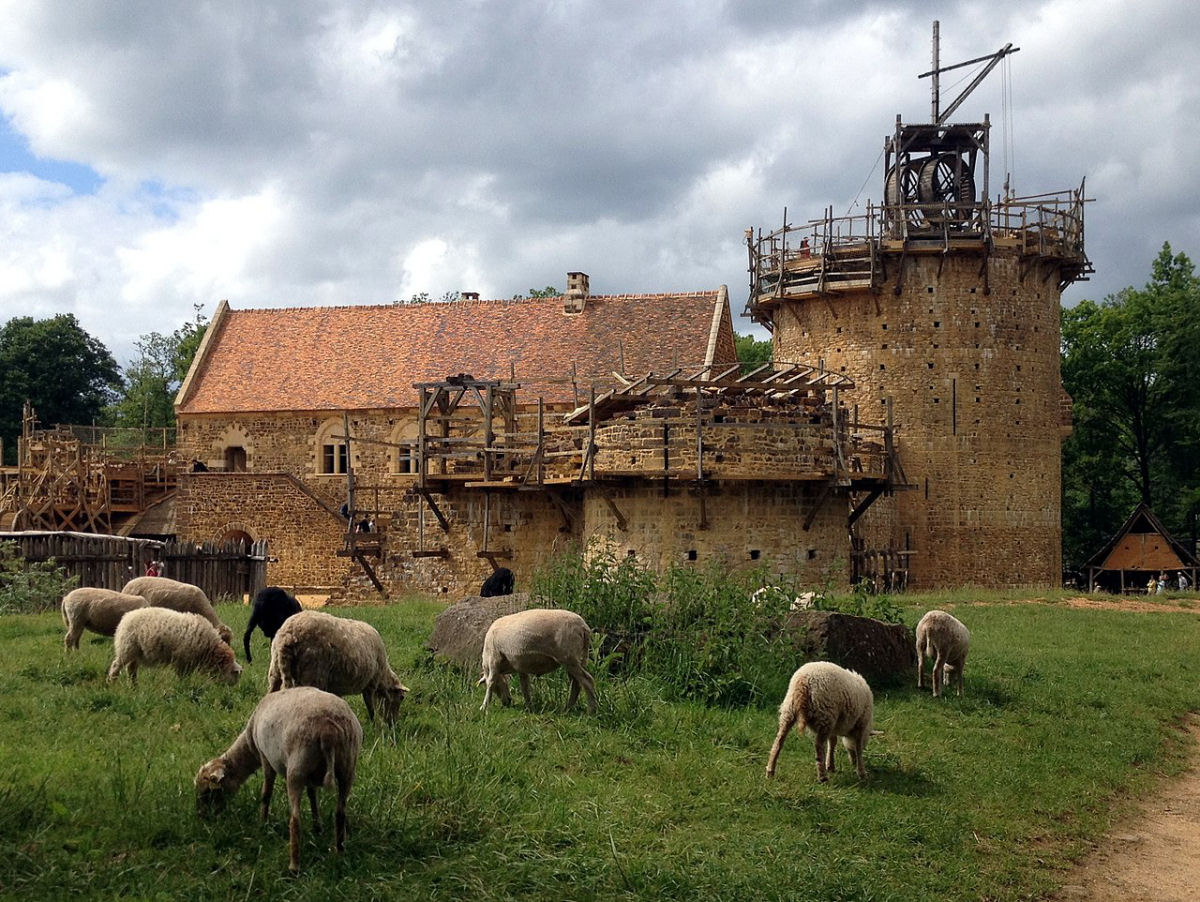 Guédelon, um castelo de estilo medieval sendo construído do zero na França