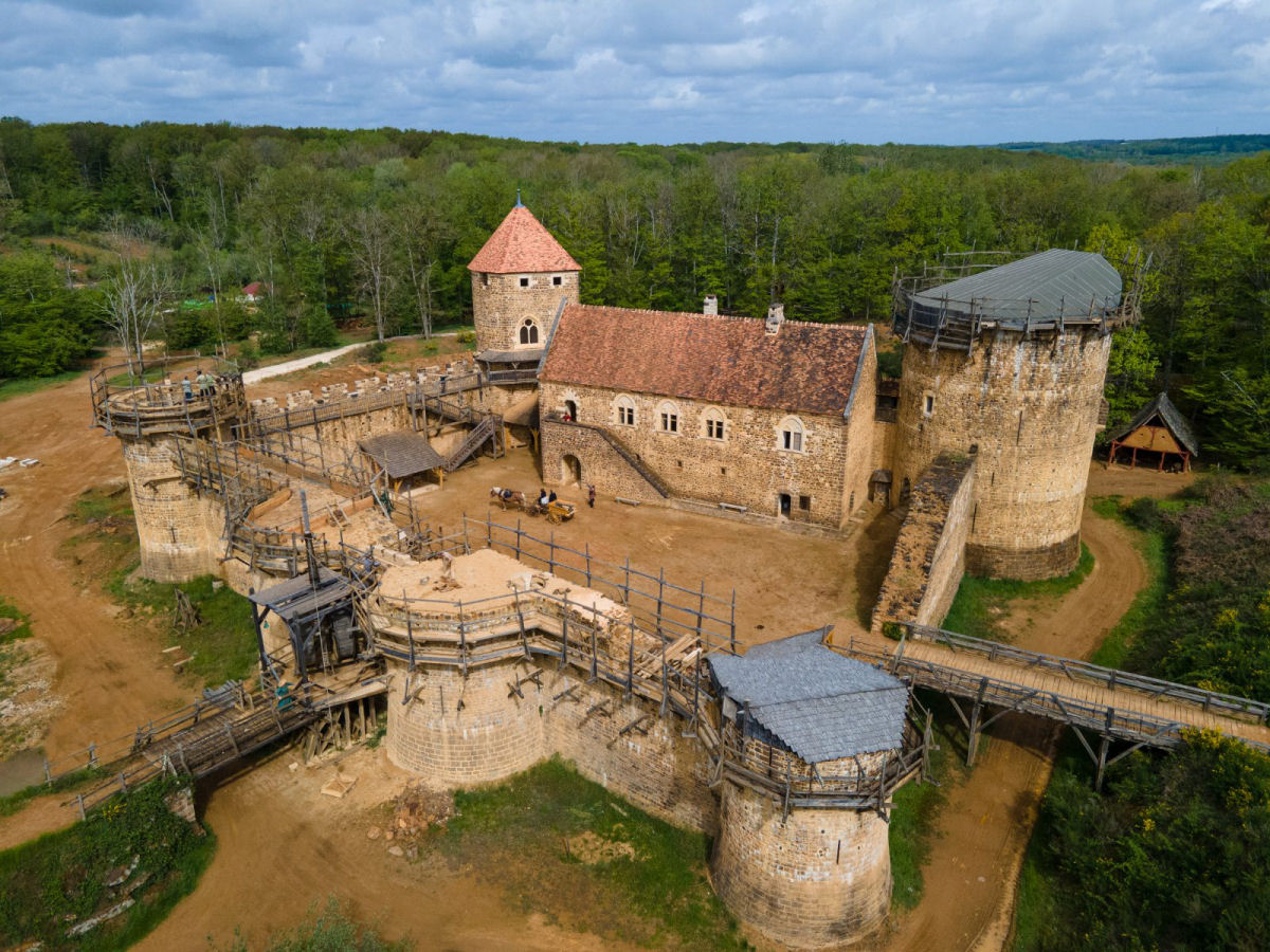 Guédelon, um castelo de estilo medieval sendo construído do zero na França