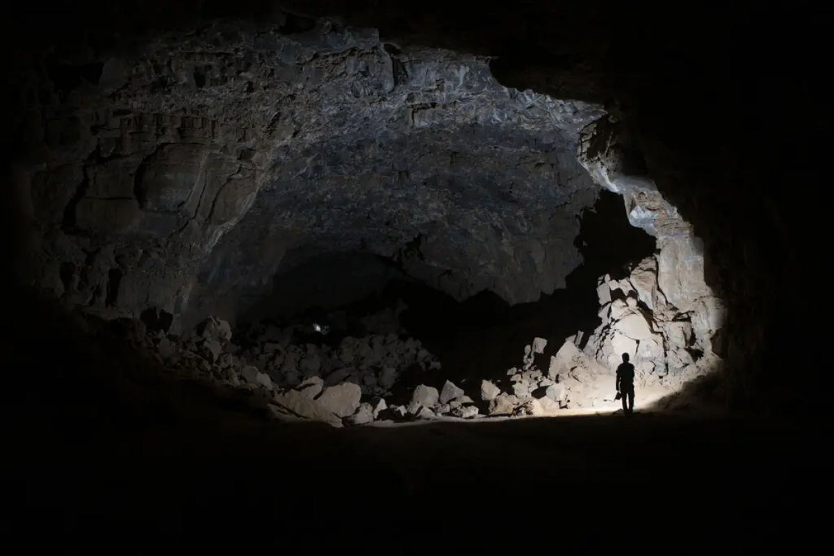 Extensos tubos de lava do deserto abrigaram humanos por 7.000 anos, descobrem arquelogos