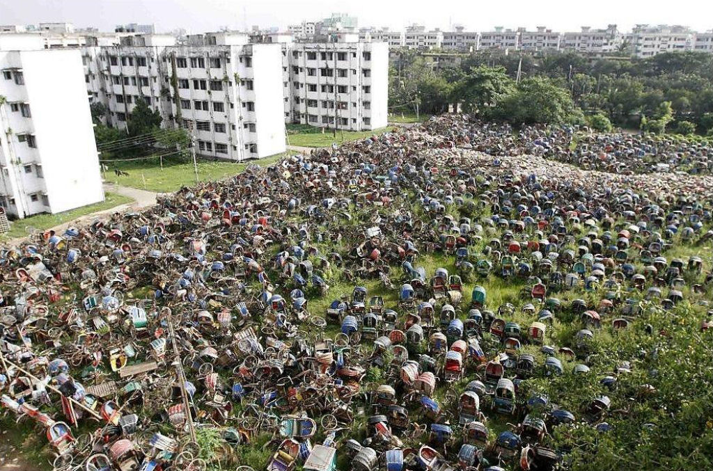 O cemitério de riquixás: empilhados depois de pedalar pela última vez nas ruas caóticas de Daca