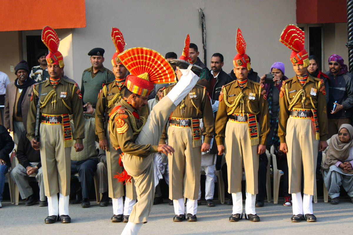 A elaborada cerimônia de fronteira indo-paquistanesa agora tem a atuação do povo