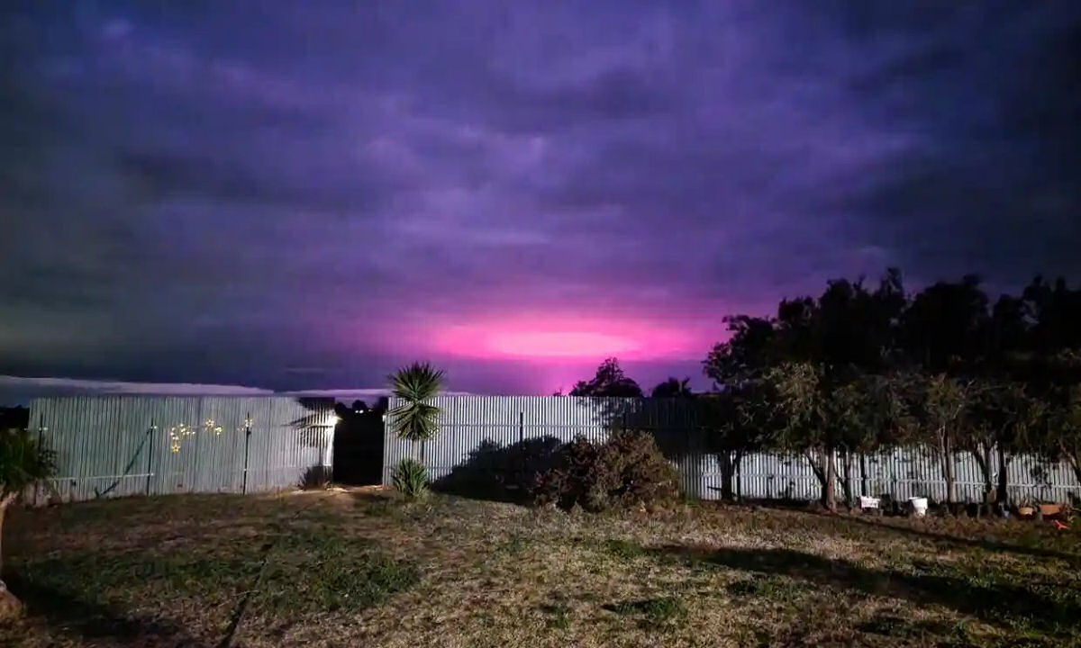 Misterioso brilho rosa no céu de cidade australiana revelou ser de uma instalação local de cannabis