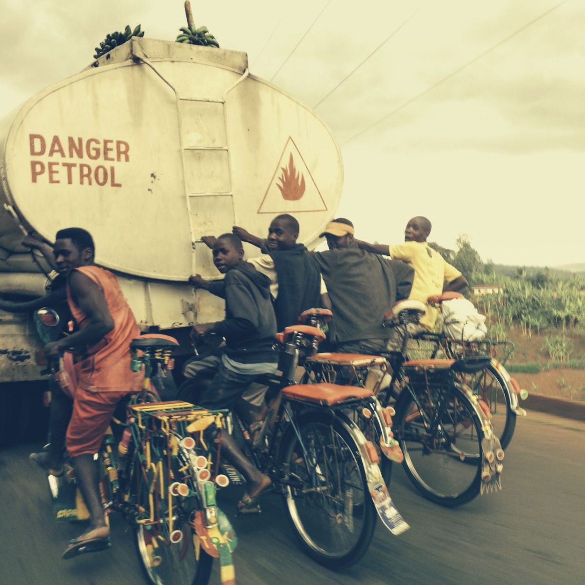 Os ciclistas que transportam quase tudo em Burundi arriscando sua vida no processo