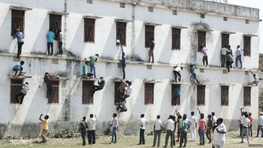 Indianos levam a cola escolar a um novo nvel, escalando os muros da escola para ajudar filhos e parentes