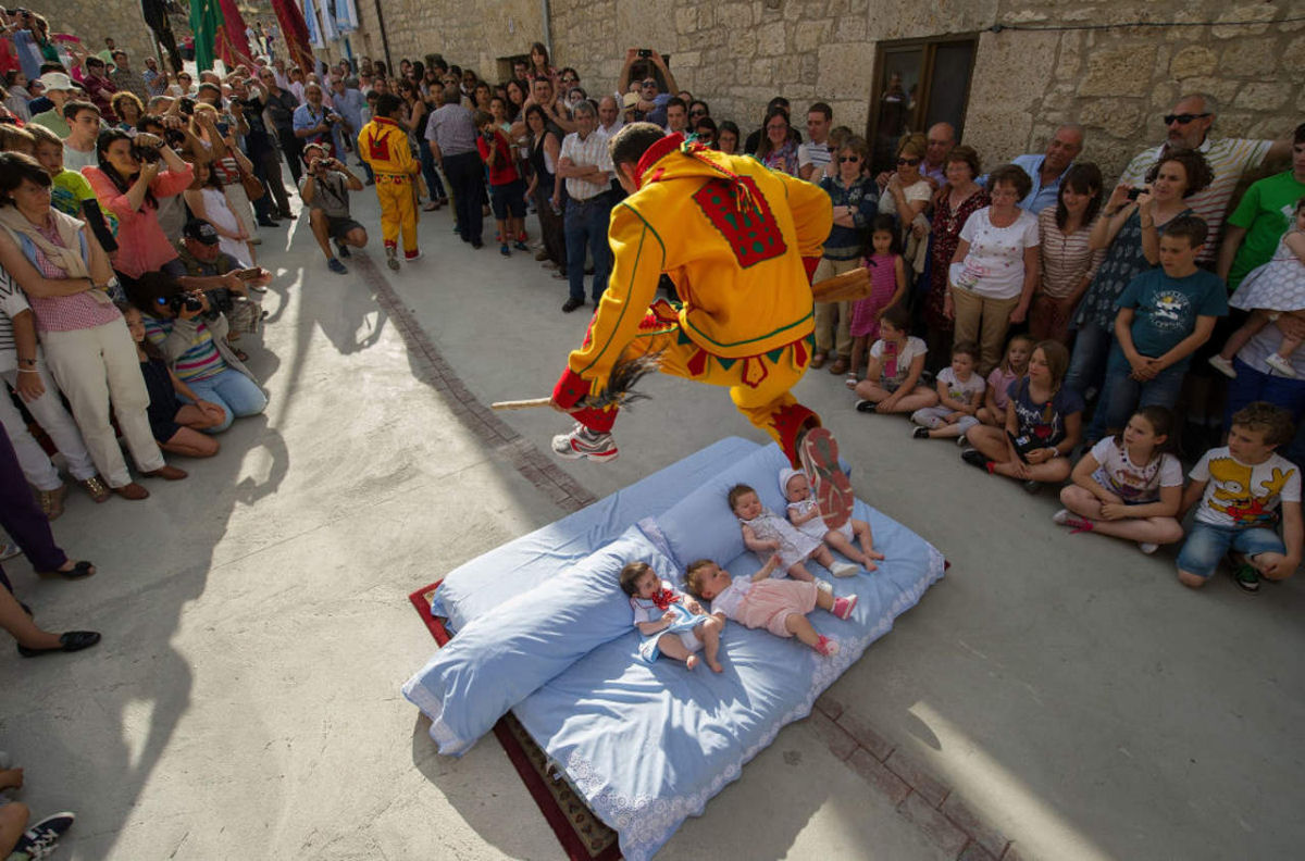 Cidade espanhola celebra todos os anos uma das festas mais loucas do mundo: saltar sobre bebs recm-nascidos
