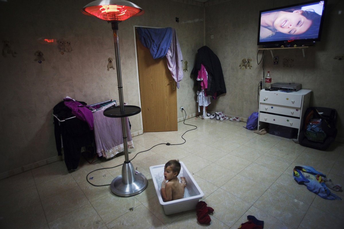 22 fotos impressionantes que mostram como as pessoas assistem TV em todo o mundo 03