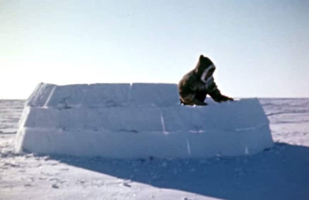 Como construir um iglu em 90 minutos, segundo um especialista nativo do Ártico, em 1949