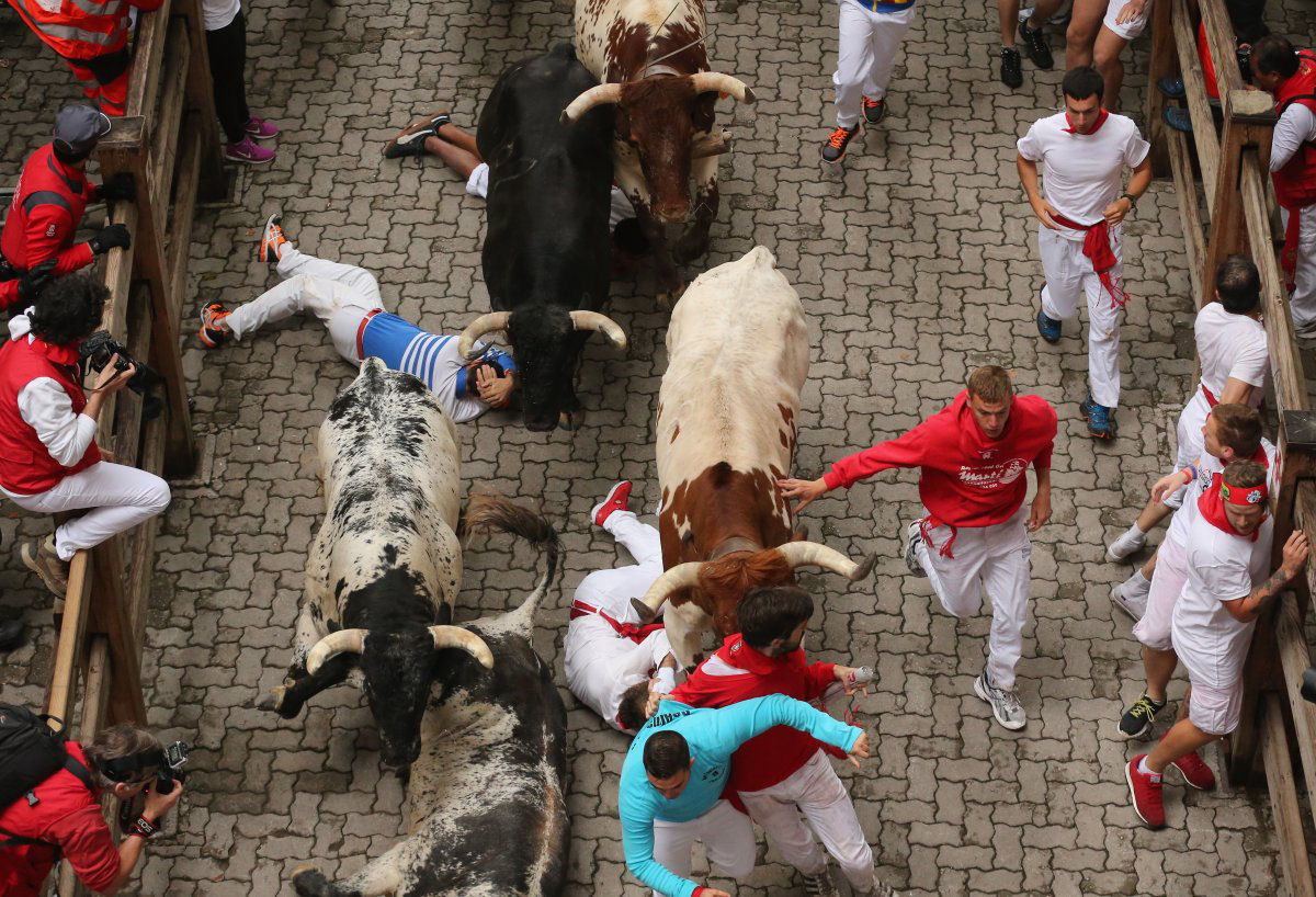 Corrida de touros de Pamplona  uma festa de rua insana 06