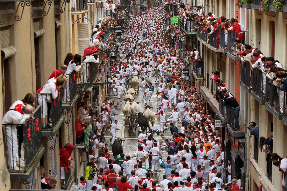 Corrida de touros de Pamplona  uma festa de rua insana 07
