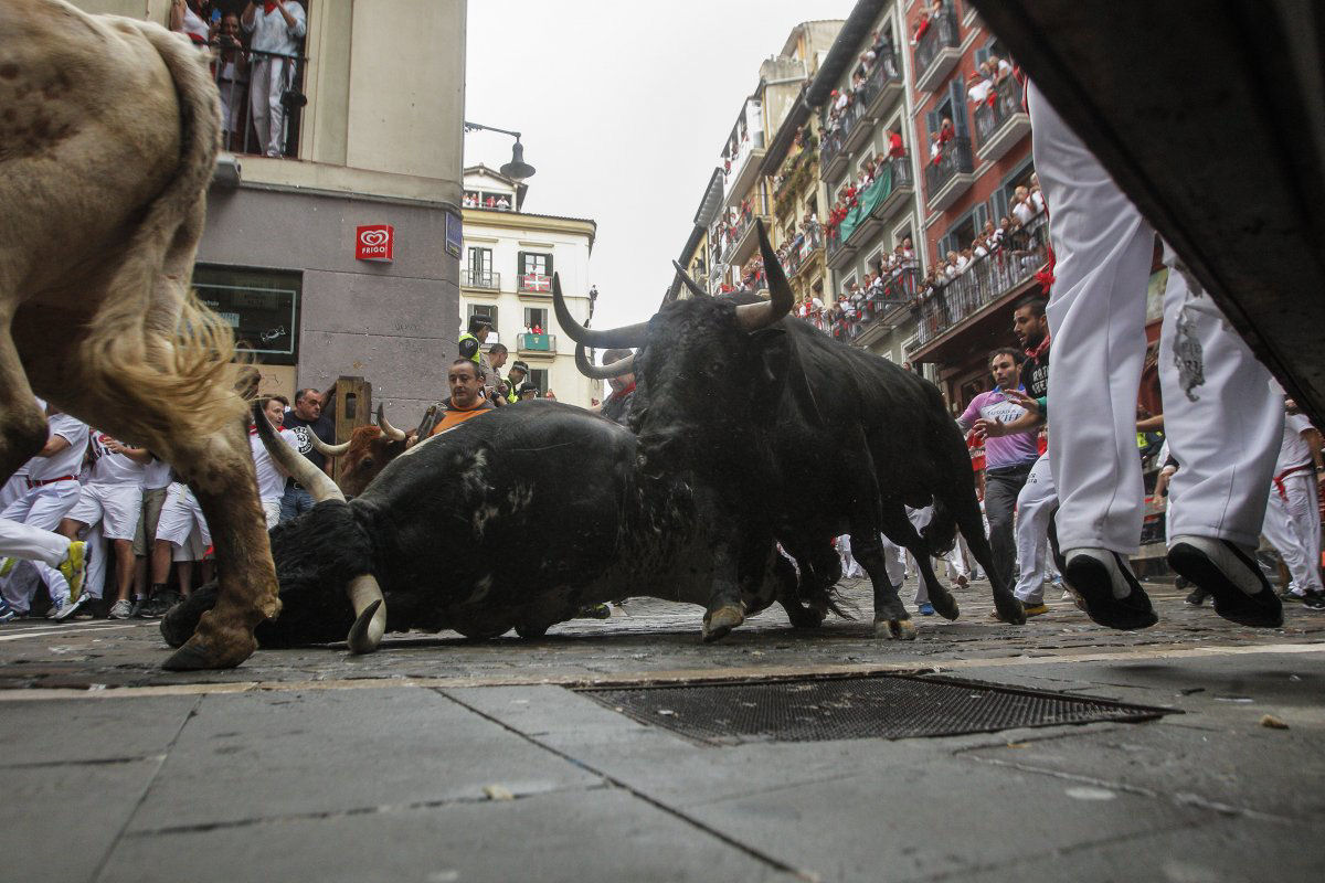 Corrida de touros de Pamplona  uma festa de rua insana 09
