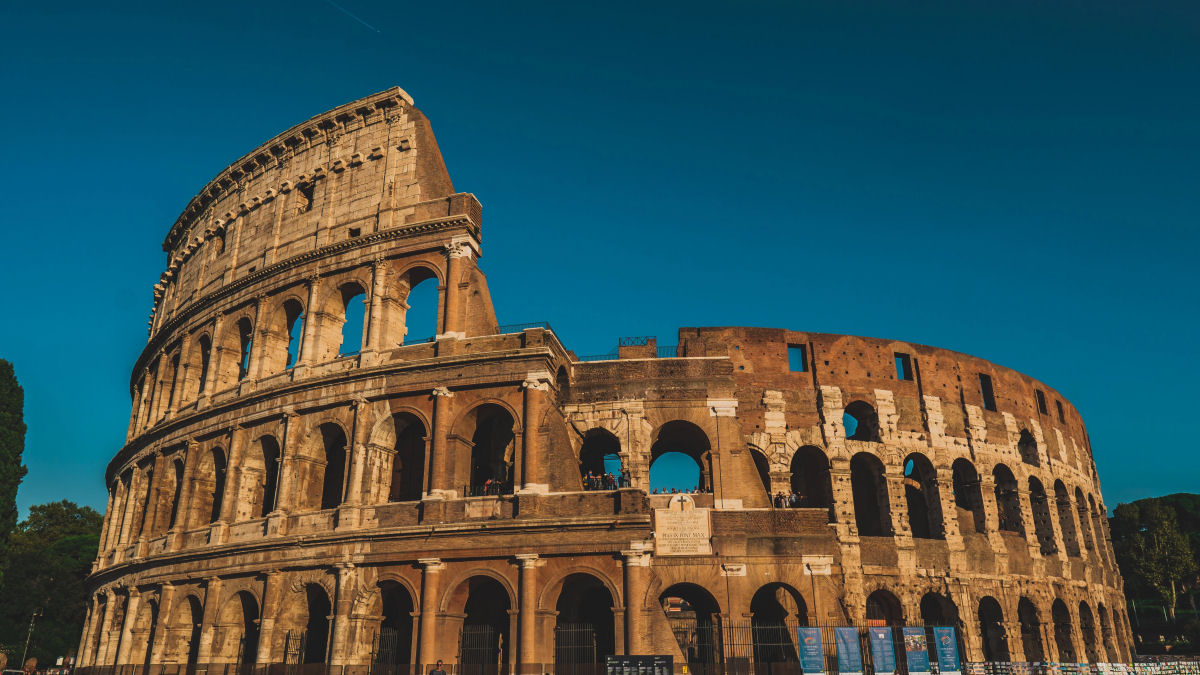 Surpreendem outra turista rabiscando nas paredes do Coliseu em Roma