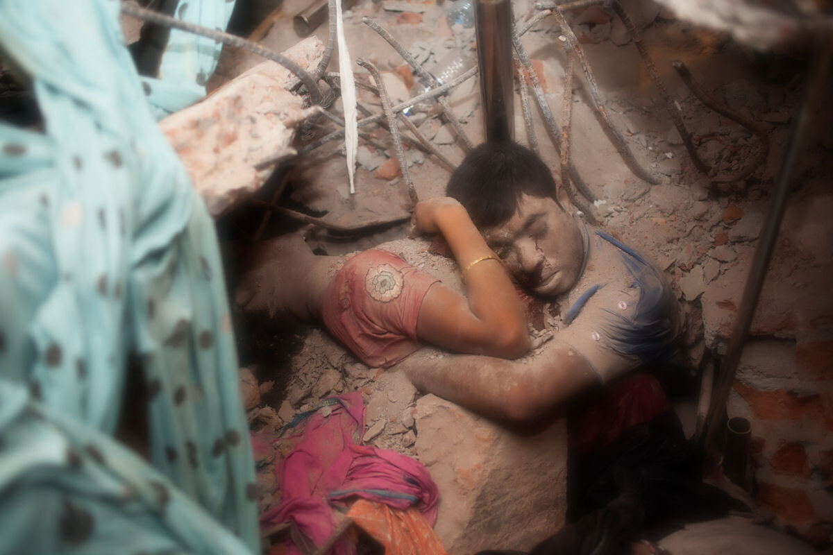 Um abrao final, a foto cone da dor no desabamento de Bangladesh