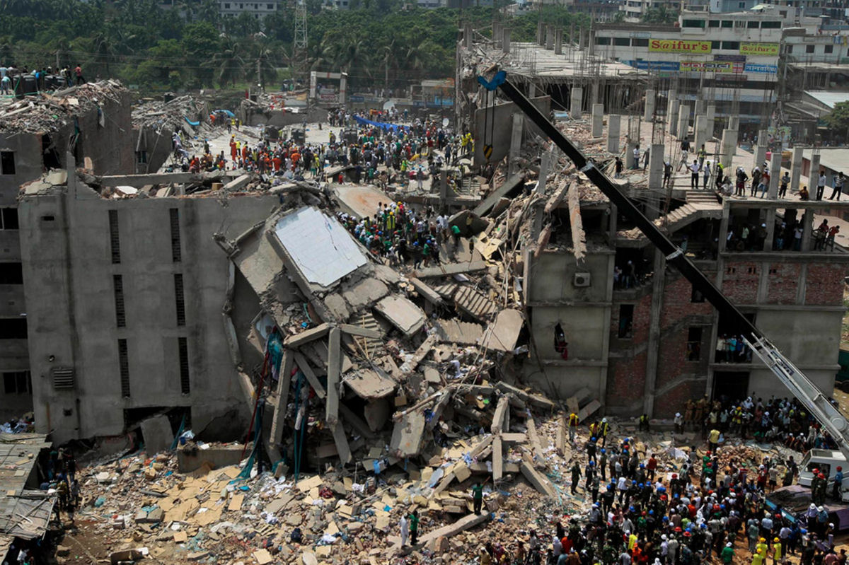 Um abrao final, a foto cone da dor no desabamento de Bangladesh