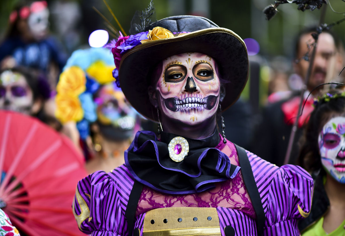 Grandes desfiles abrem passagem  celebrao do Dia dos Mortos no Mxico 01