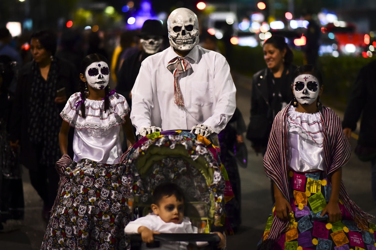 Grandes desfiles abrem passagem  celebrao do Dia dos Mortos no Mxico 02
