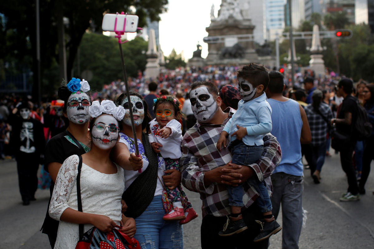 Grandes desfiles abrem passagem  celebrao do Dia dos Mortos no Mxico 04