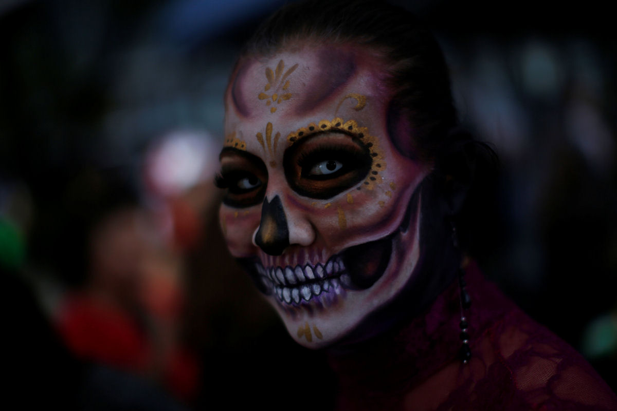 Grandes desfiles abrem passagem  celebrao do Dia dos Mortos no Mxico 05