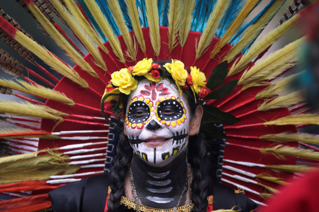 Grandes desfiles abrem passagem  celebrao do Dia dos Mortos no Mxico 06