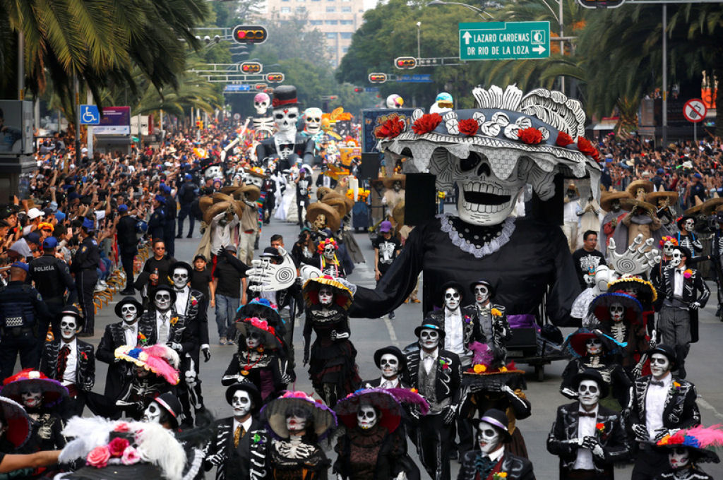 Grandes desfiles abrem passagem  celebrao do Dia dos Mortos no Mxico 08