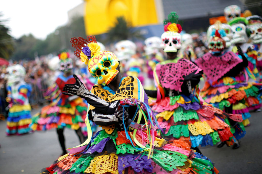 Grandes desfiles abrem passagem  celebrao do Dia dos Mortos no Mxico 09