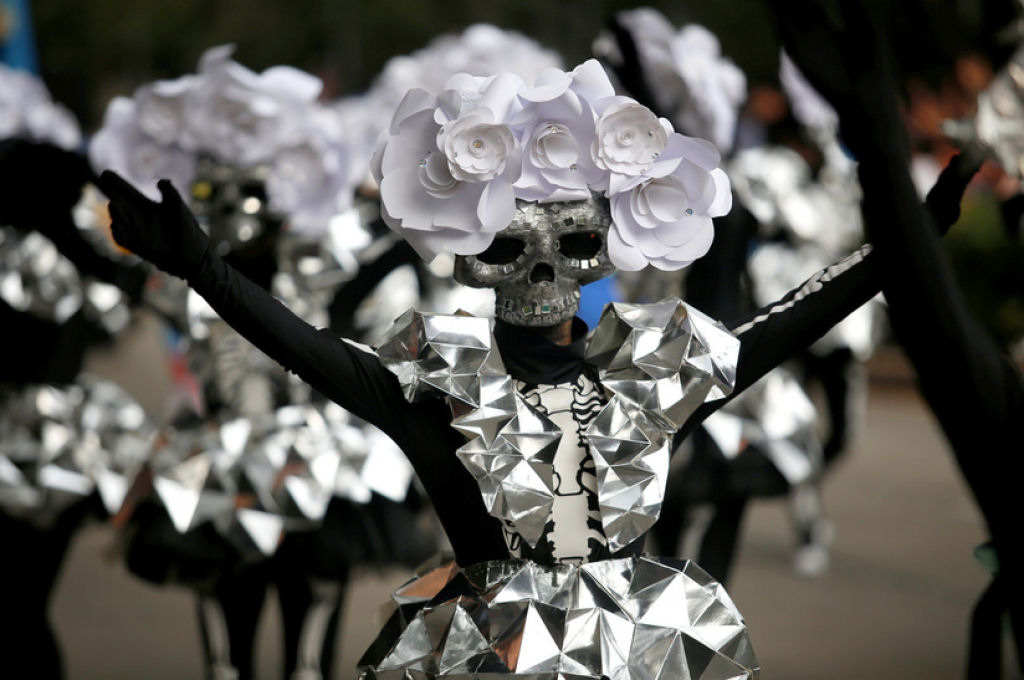 Grandes desfiles abrem passagem  celebrao do Dia dos Mortos no Mxico 10