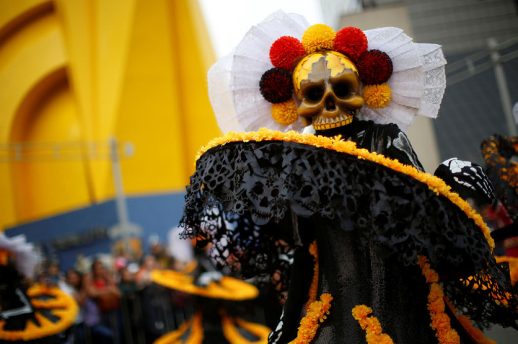 Grandes desfiles abrem passagem  celebrao do Dia dos Mortos no Mxico 12