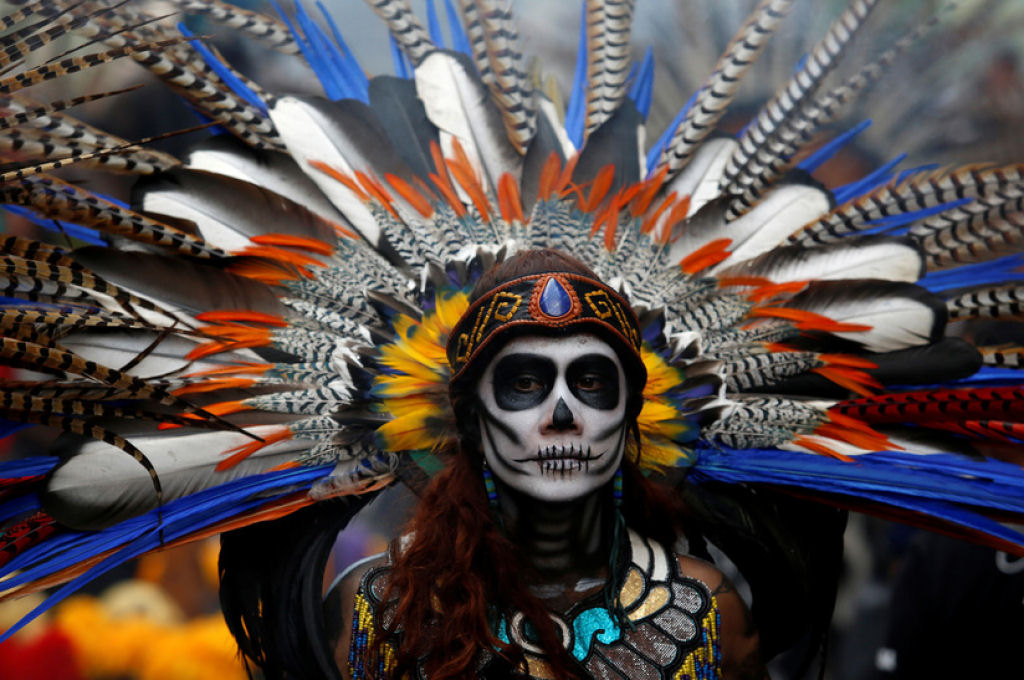 Grandes desfiles abrem passagem  celebrao do Dia dos Mortos no Mxico 13