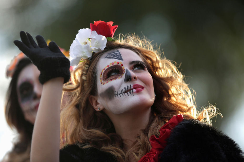 Grandes desfiles abrem passagem  celebrao do Dia dos Mortos no Mxico 14