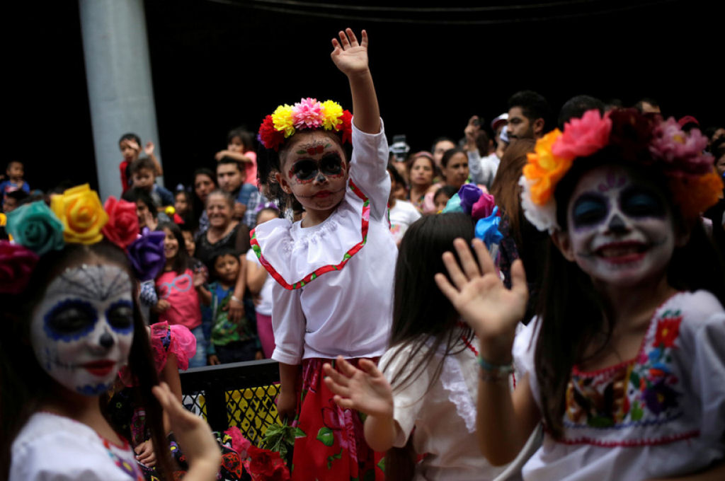 Grandes desfiles abrem passagem  celebrao do Dia dos Mortos no Mxico 15