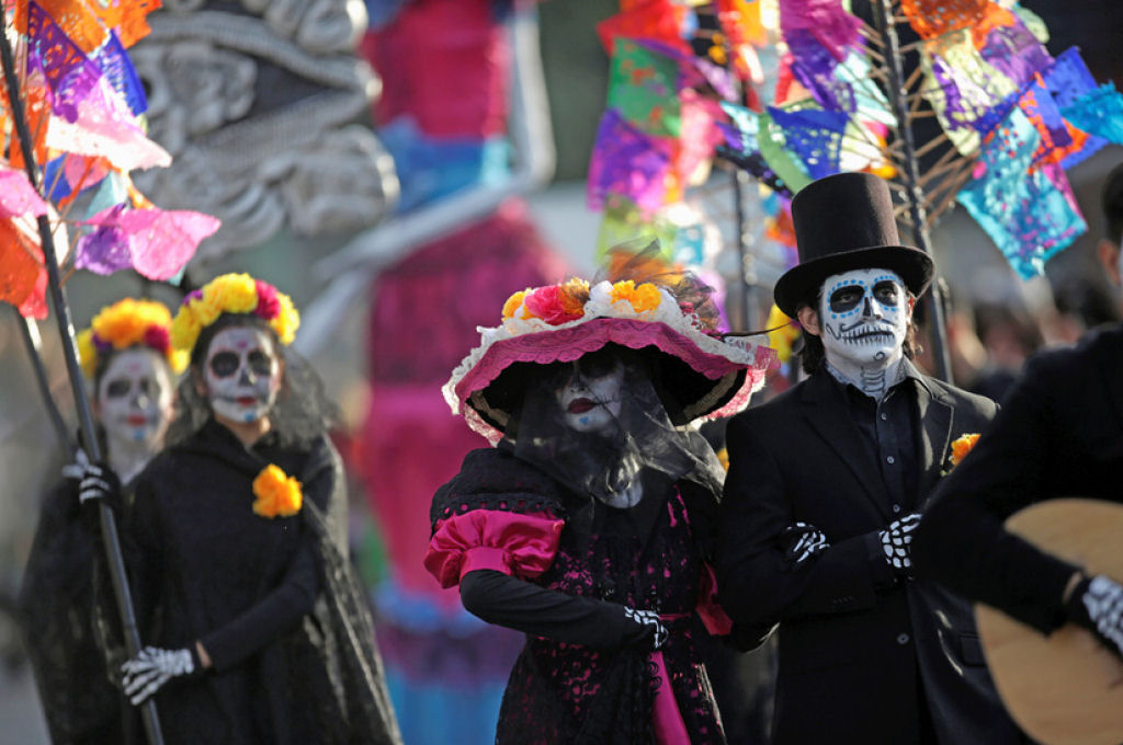 Grandes desfiles abrem passagem  celebrao do Dia dos Mortos no Mxico 16