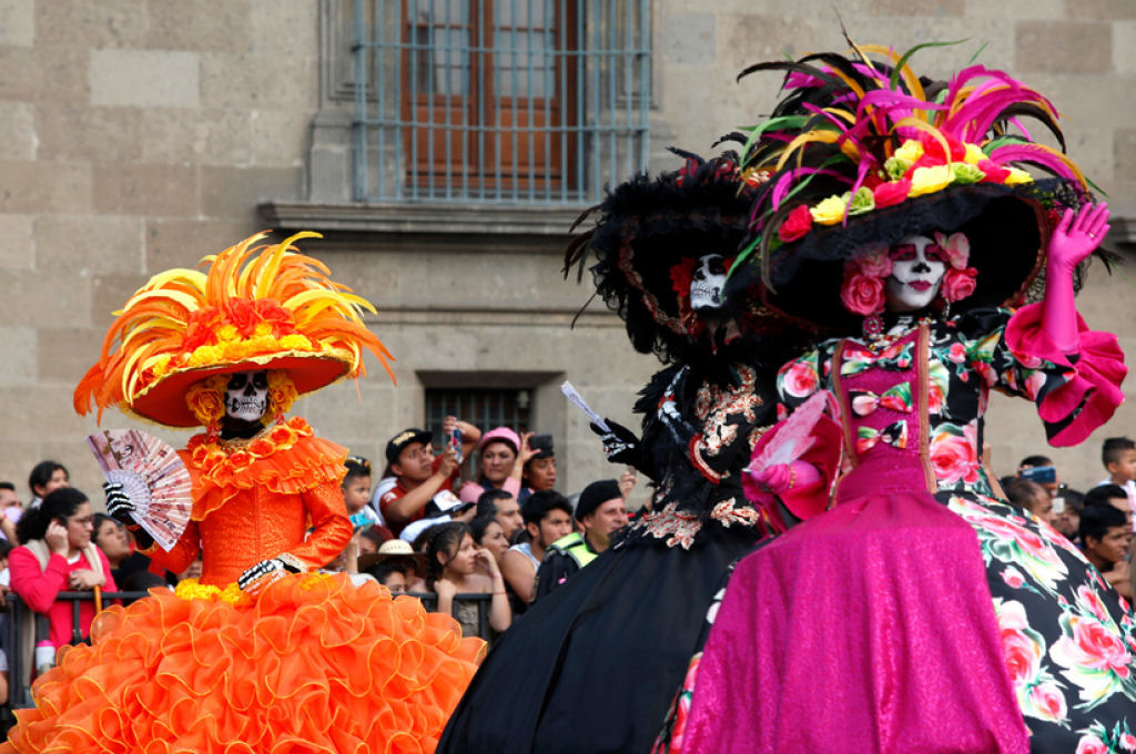 Grandes desfiles abrem passagem  celebrao do Dia dos Mortos no Mxico 17