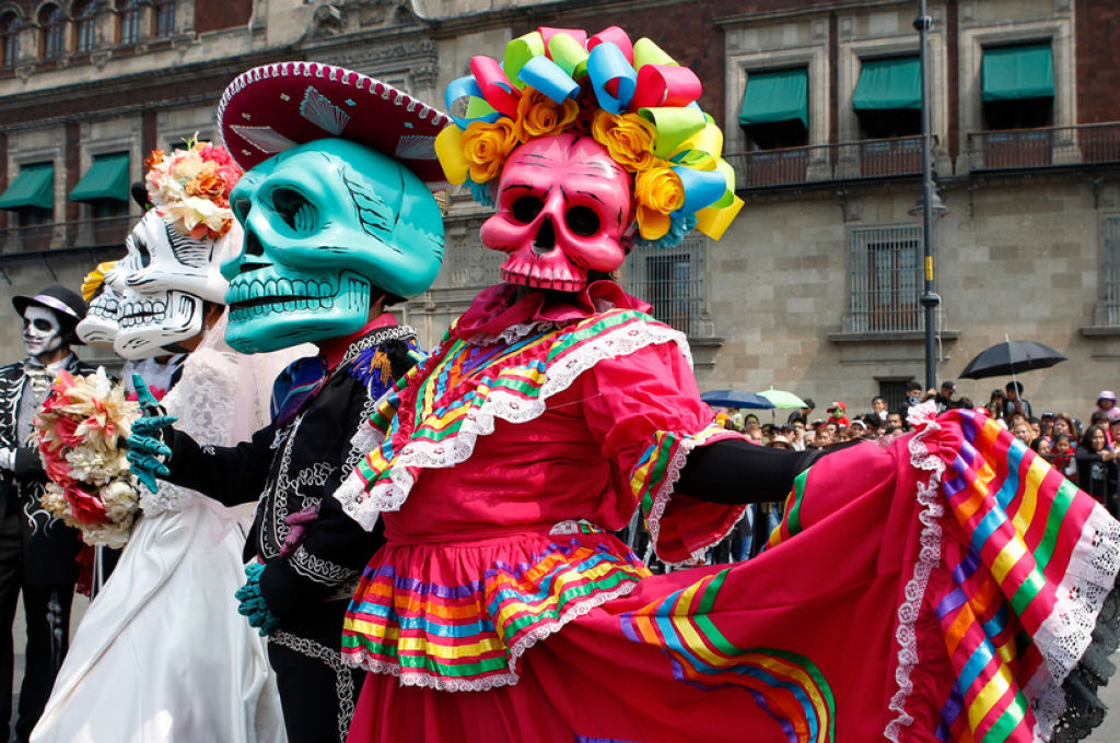 Grandes desfiles abrem passagem  celebrao do Dia dos Mortos no Mxico 18