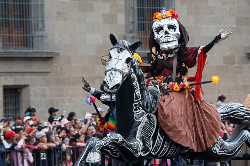 Grandes desfiles abrem passagem  celebrao do Dia dos Mortos no Mxico 19