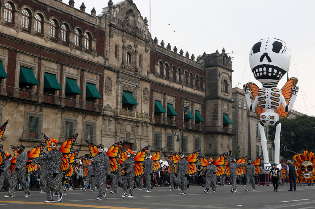 Grandes desfiles abrem passagem  celebrao do Dia dos Mortos no Mxico 20