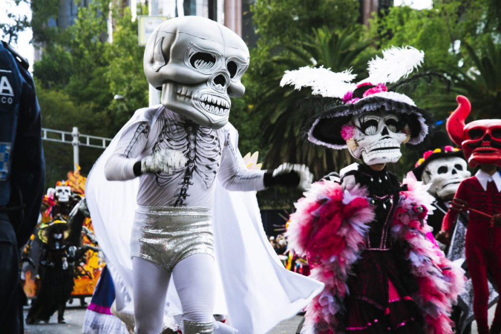 Grandes desfiles abrem passagem  celebrao do Dia dos Mortos no Mxico 21