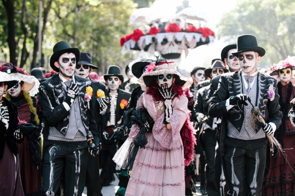 Grandes desfiles abrem passagem  celebrao do Dia dos Mortos no Mxico 22